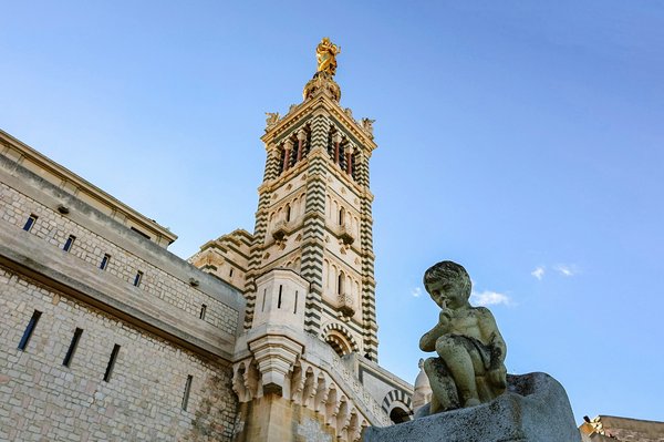Notre-Dame de la Garde : histoire et emblème spirituel de ce monument à Marseille